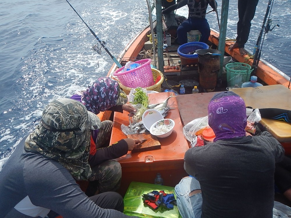 
 [center]กินอยู่กันบนเรือแบบสบายๆง่ายๆ[/center]

