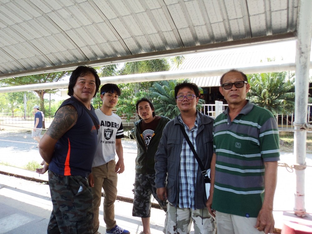 รถอีกคันก็มาเจอกันที่ท่าเรือครับ