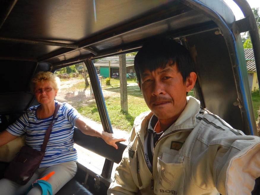 
ลงเรือขึ้นรถมายังที่พักเซลฟรี่ติดคุณป้าฝรั่ง คงจะชื่นชอบการตกปลาเช่นกันเห็นถือคันเบ็ดทักทายใหญ่เลย