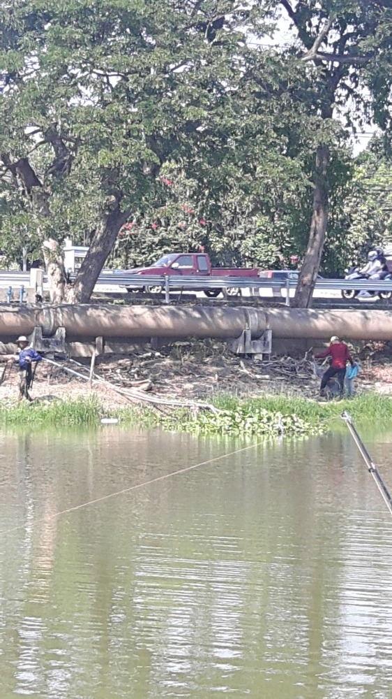 คลองก้อยาวนะผมว่า ทั้งๆที่เห็นว่าผมตกปลาอยู่ แต่เขาก้อเดินมาหยุดทอดแห ตรงหน้า ตรงข้ามที่ผมนั่งตกปลา
