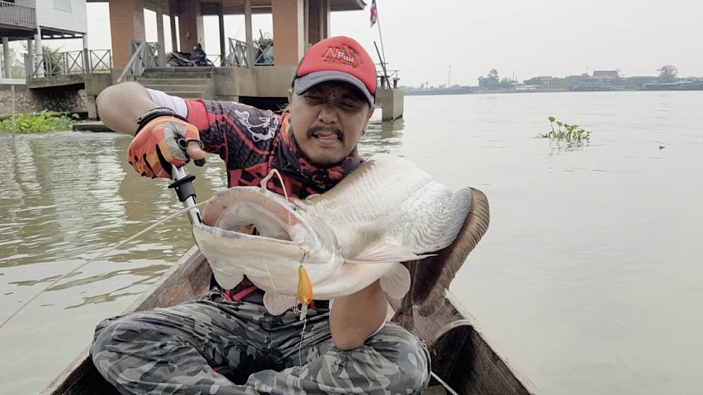  ด้วยระดับน้ำที่ไม่ลึกมาก จึงเหมาะกับการตีเหยื่อดำตื้น
 [b]RAPALA FATRAP 5[/b] จึงเป็นตัวเลือกต้นๆท