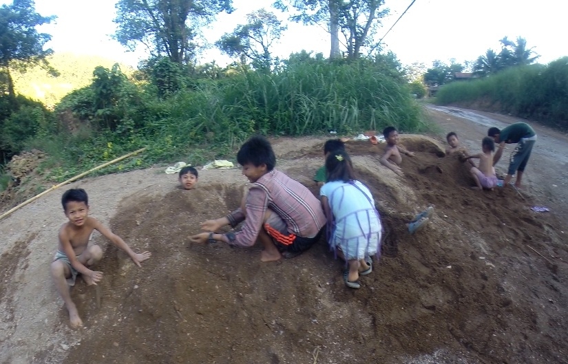 เด็กๆเล่นทรายกันอย่างกับชายหาด ชาวแกงค์ผมครับ ตามลุ้นตามเชียร์กันตลอด :grin: