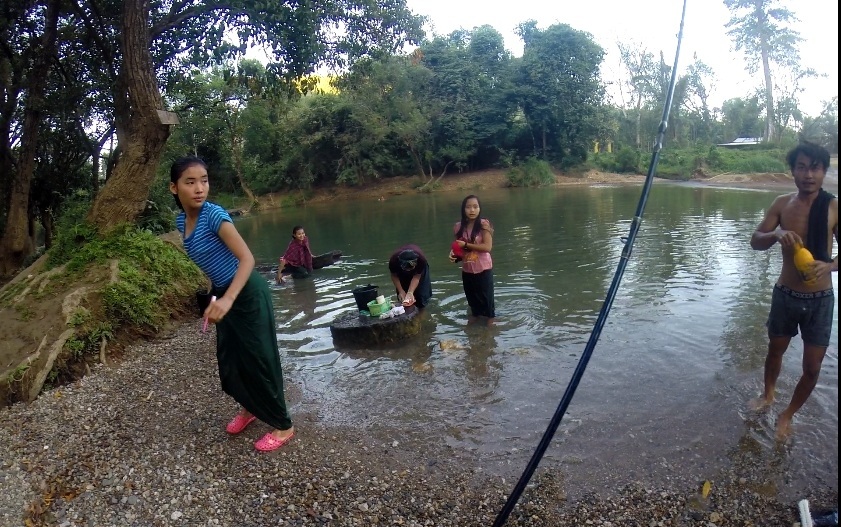 ออรูปนี้ เอาผงซักฟอกใส่ขวดน้ำมันเครื่อง ทางขวาๆไม่ใช่ทางซ้ายย :laughing: