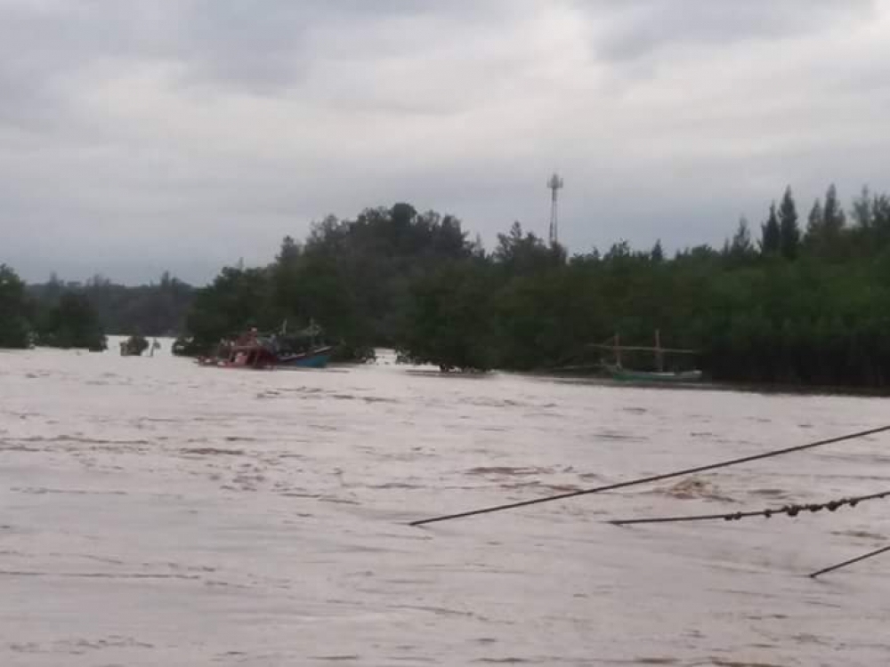 ที่เห็นไกลๆนั่นมีเรือโดนน้ำพัดจมอยู่สองลำ ข้างหน้าเรือผมมีเรือลำใหญ่จมลงต่อหน้าผมเลยจมเพราะกระชังปลา