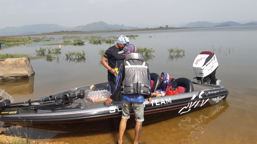 โทรตามเด็กขับเรือ ให้มารับไปกินข้าวที่บ้านลุงแกะ  เรือวิ่งไม่ถึง 2 นาทีจากบ้านลุงแกะมาวังวน  :ohno:
