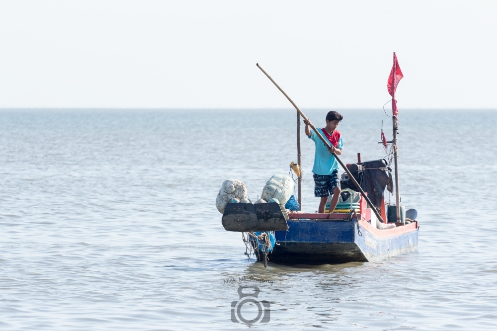  [center]น้ำมะเล เริ่มลง ชาวเรือ ก็ขับเรือ ออกมาจอด ทอดสมอ รอเวลา ของค่ำคืน[/center]