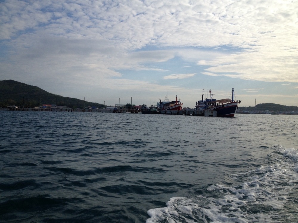 วิ่งเรือผ่านท่าเรือไปเกาะแสมสาร & เกาะขามครับ