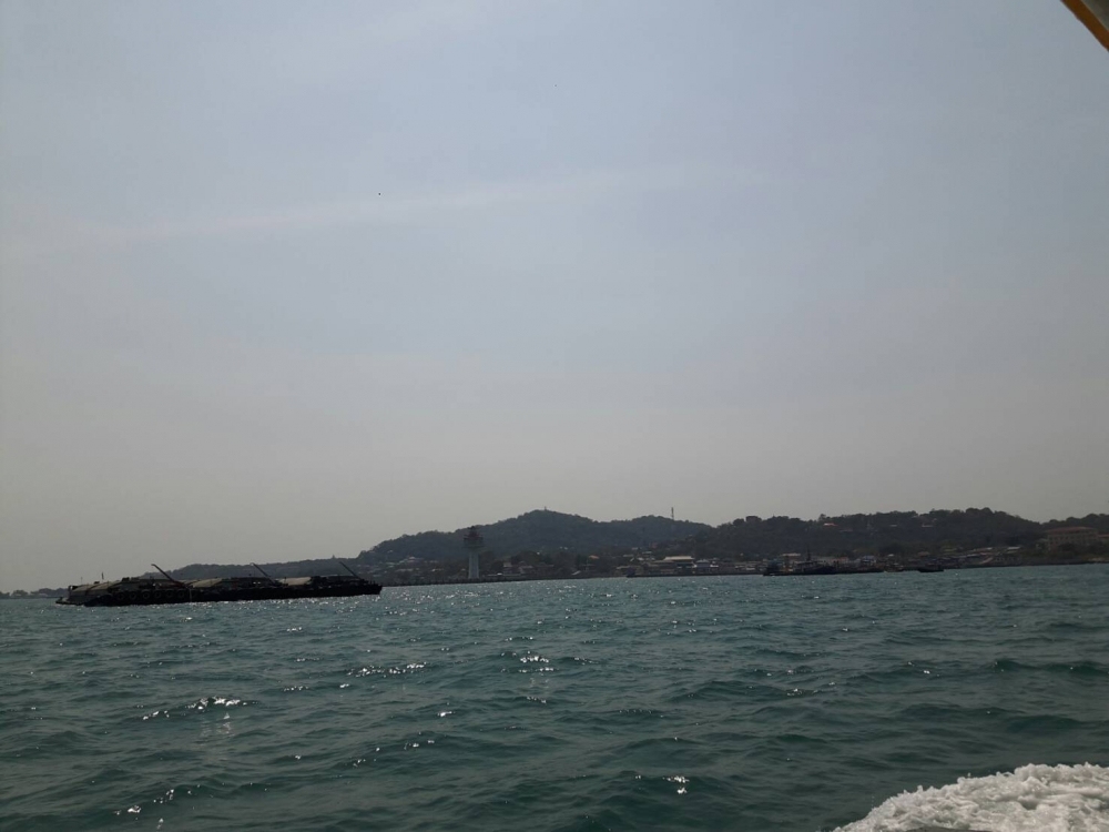 นั่งเรือไม่นาน ประมาณ 45 นาที ก็ถึงเกาะสีชัง ... 
เข้าเทียบท่าเรือเกาะสีชัง ( ท่าบน )