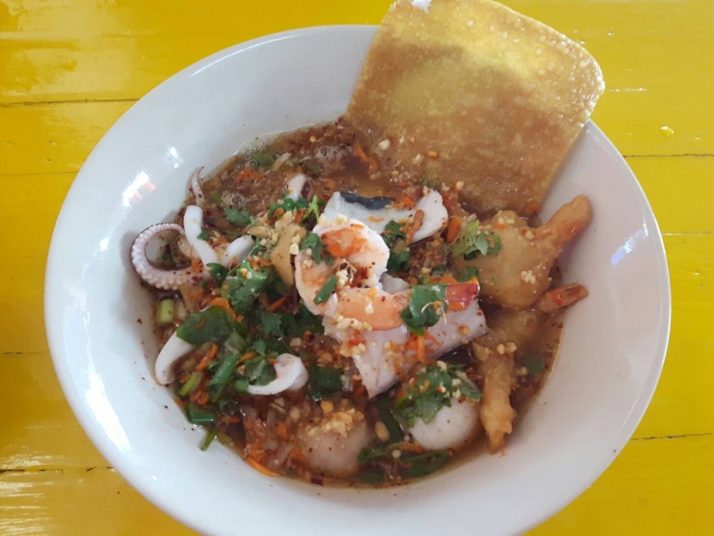 แวะครับ แวะ ... ร้านก๋วยเตี๋ยวในตำนาน .. เจ้อ๋อย หยุดบ่อย