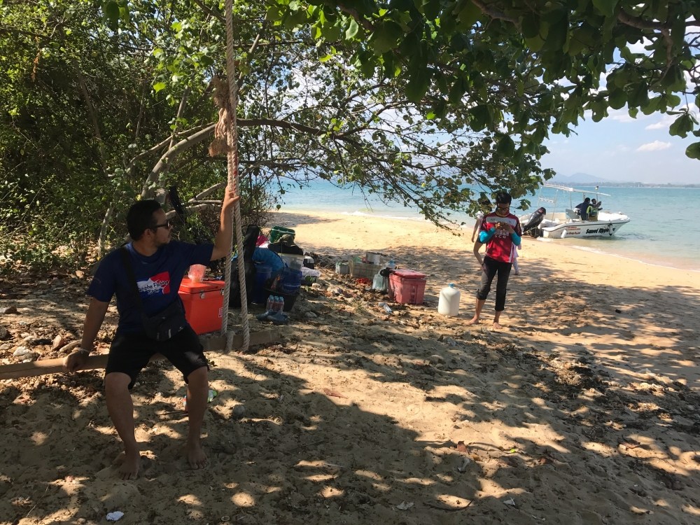 ขนย้ายสัมภาระ ลงเรือกันโดยไว 