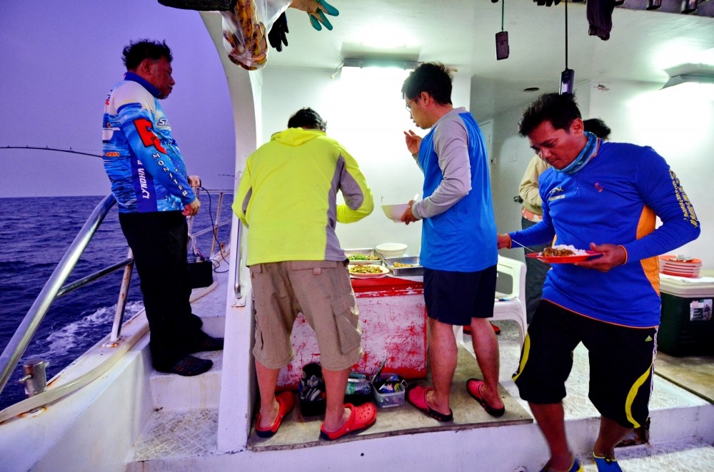 ลุย....ใครว่างทานก่อนได้เลยครับ ใครใคร่ตก ก็ตกกันไปครับ :smile: :smile:
