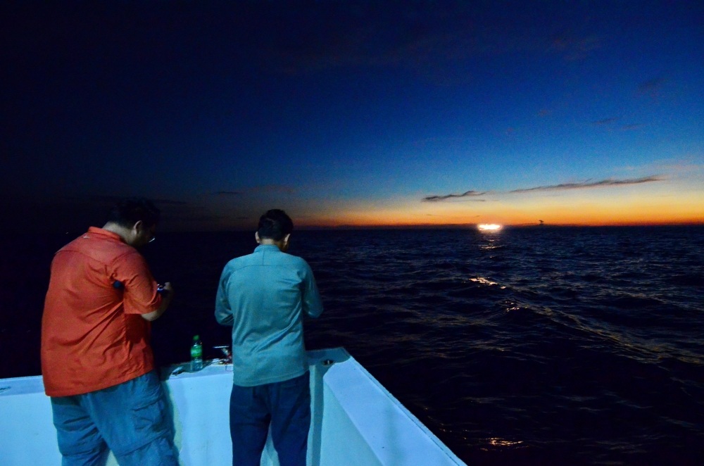 ค่ำคืนนี้...เราย้ายหมายมาใกล้ฝั่งมากขึ้น....มาเจอเรือไดสัญชาติไทยเปิดไฟล่อปลาอยู่ใกล้หมายที่เราเข้าไ