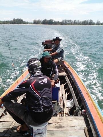 ตอนนี้กำลังนั่งเรือออกจากชายหาด บ้านมดตะนอย จ.ตรัง