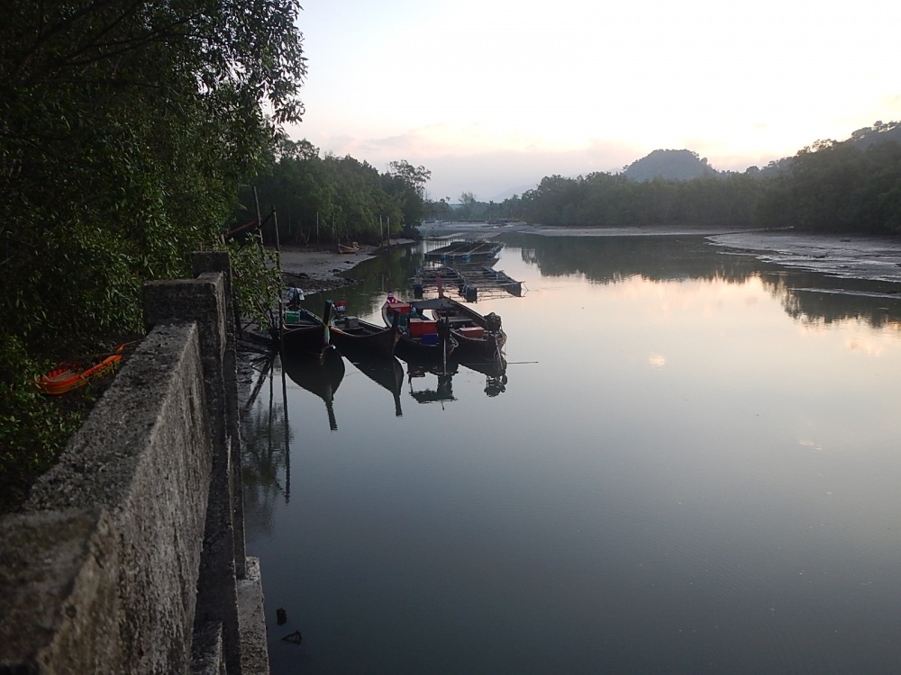 
 [center]บรรยากาศยามเช้าของคลองที่ชาวบ้านใช้จอดเรือครับ [b].........คลองกำพ่วน[/b][/center]

