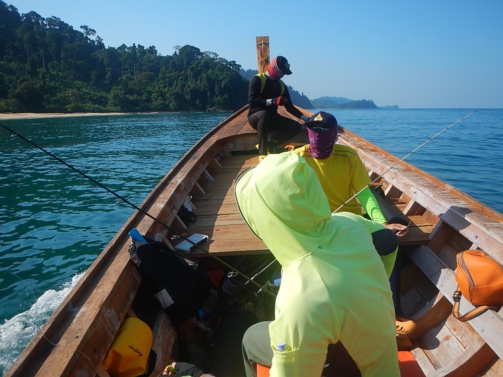 
 [center]สมาชิกพร้อม ไต๋พร้อม เรือพร้อม ก็วิ่งอัดเครื่อง เข้าหมายกันอย่างไวเลยครับ 

ตัดมาตอนที่