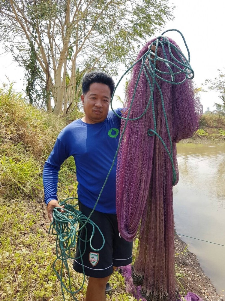 เมื่อเพื่อนเล่นน้ำสนุกพอแล้วเราก้อเตรียมตัวจับปลากันครับ ทุกอย่างต้องมีการเตรียมพร้อม :laughing: :la