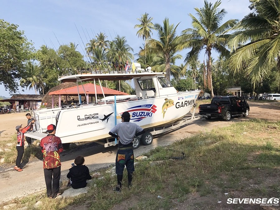 ขนของขึ้นเรือเสร็จก็รอน้ำขึ้นเพื่อที่จะเอาเรือลง
ที่ปักคันบนหลังคานี่ไม่พอเลยครับ เอาไปกันแบบพร้อมล