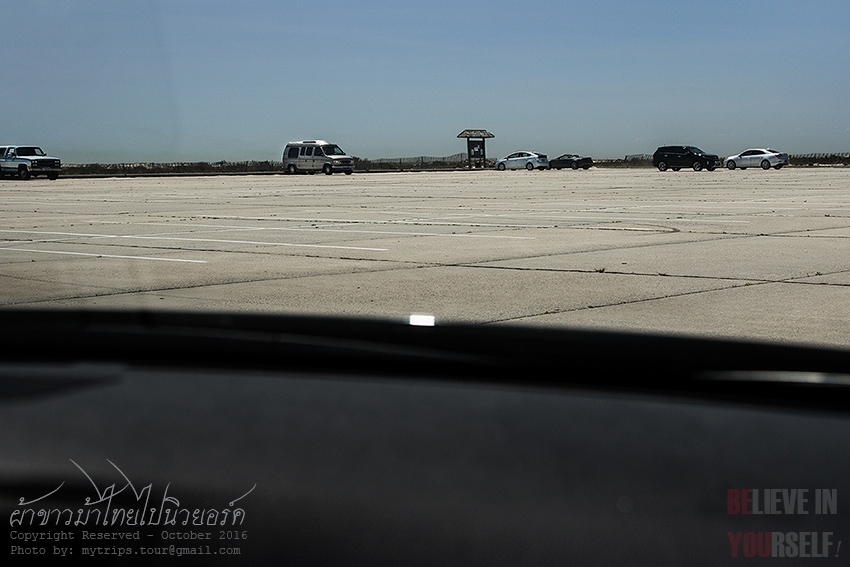 ในที่สุด เราก็เดินทางมาถึงลานจอดรถ ณ Jones Beach [i][Subtitle: Finally, we’ve made to the car park a