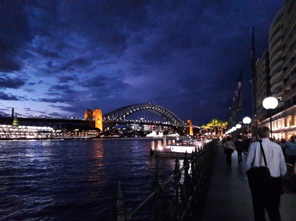 harbour bridge ในวันฟ้าครึ้ม ฝนปรอยๆ
ของจริงงดงามมากกว่าที่ถ่ายด้วยกล้องมือถือมากครับ