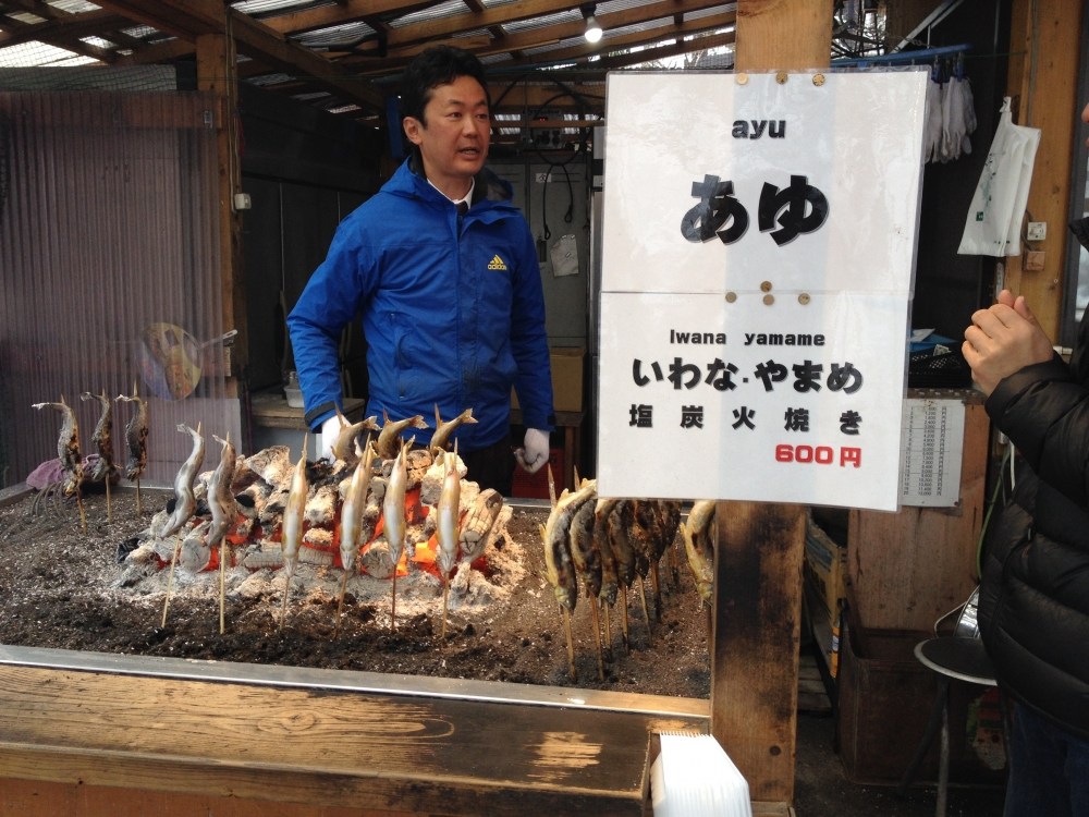 ปลา ที่ทะเลสาบ ราคาตัวละ600เยน ซื้อ5ตัว มาชิม มากัน5คน ซื้อ5ตัว คนละ1ตัว อร่อยครับ หวานมัน :cheer: :