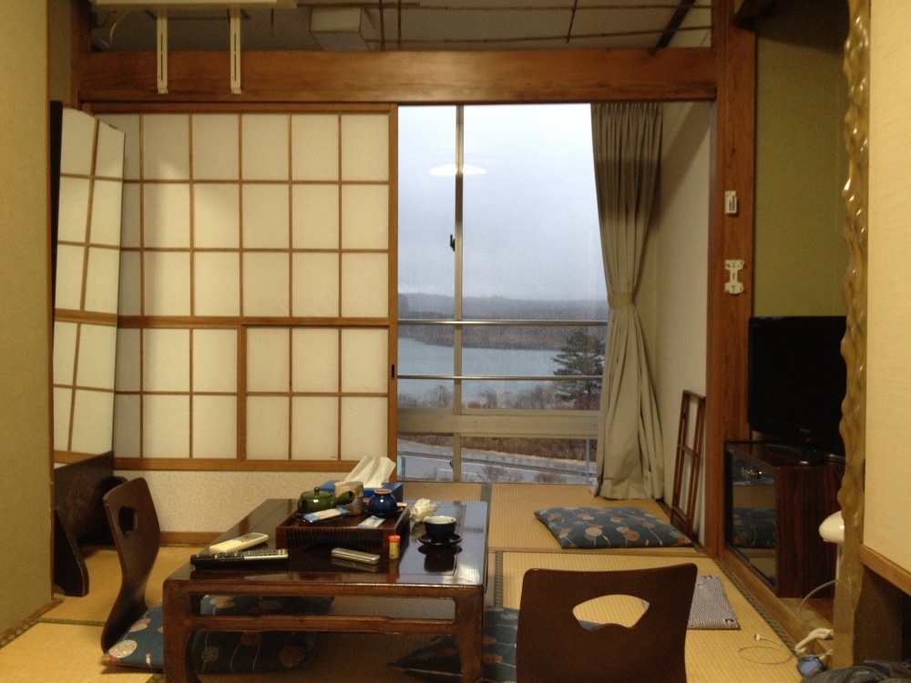 ห้องนี้เล็กกว่า ที่โตะนั่งมองออกไปจะเห็น ภูเขา ไฟฟูจิ ตอนนี้ฝนตกมองไม่เห็น
ห้องพักเป็นแบบญี่ปุ่นโบร
