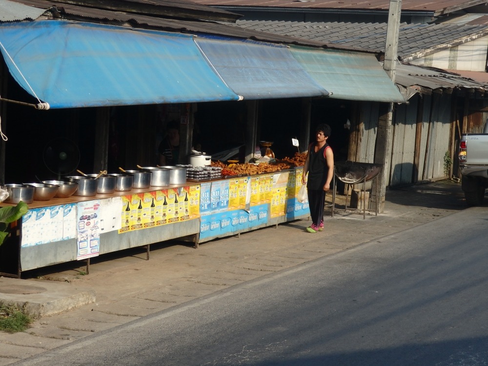 อ.พบพระเปนอำเภอเล็กๆสงบน่าอยู่  พอขับรถผ่านร้านไก่ทอด ท้องผมนี่ร้องจ๊อกๆ แต่รถไม่จอด :cry: :cry: :cr