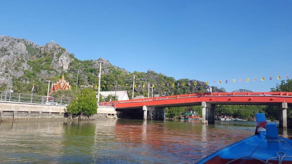 สะพานข้ามคลอง ตรงวัดเขาแดง และเป็นสถานที่ลงเรือชมคลองเขาแดง รอบละ 500 บาท ลงได้ 6 คน ... 