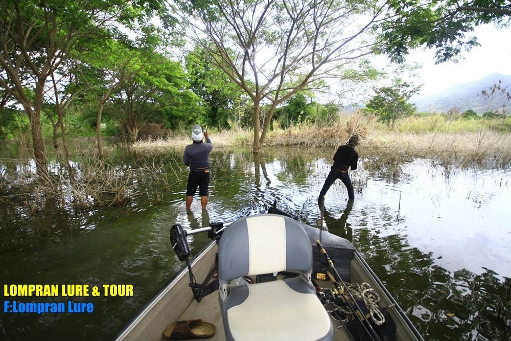 ผมอยู่บนเรือ ไม่อยากลงไปแล้ว ครับ หนาวมาก  นั่ง ซดเบียร์ ไปเรื่อๆ อืมมมมมม  มันมีความสุขอะไรเช่นนี้ 