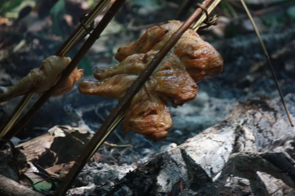 ไก่สด ถึงป่าก้เอามาย่างก่อน คืนแรกแม่ครัวเขาเอามาต้มก่อนครับ สุกไวดี วันนี้เลยเอามาย่างซ้ำ :smile: