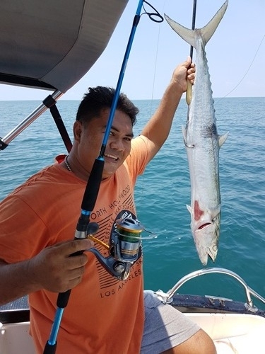 เย่อกันอยู่พัก ก็ว่ายมาให้เห็นตัวใกล้ๆเรือ ตัวยาวๆสีเงินๆขนาดเห็นอยู่ใต้น้ำยังใหญ่ ปลาอินทรีครับ ขนา