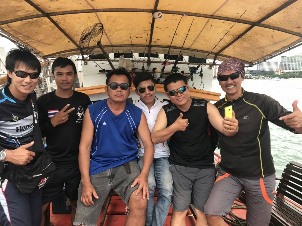 มาถึงเรือถ่ายรูปหล่อๆกันหน่อยครับไต๋อาร์ตกับทีมงานเพื่อนตกปลาแหลมฉบัง:cheer: :cheer: :laughing: :lau