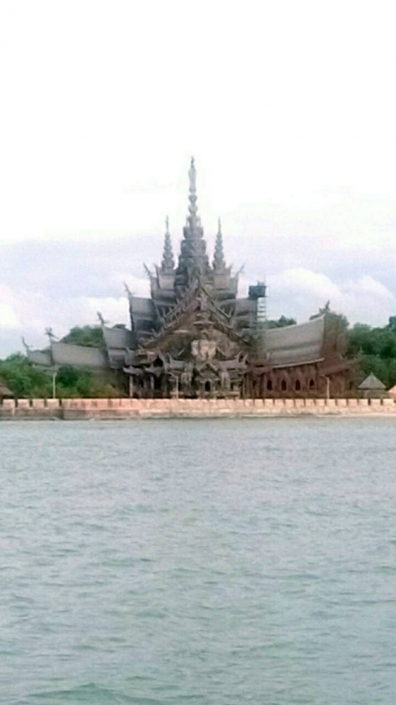 วิ่งเรือผ่านปราสาทสัจธรรมสถานที่ท่องเที่ยวที่สวยงามมากๆครับลองมาเที่ยวชมกันนะครับ :grin: :grin: :che