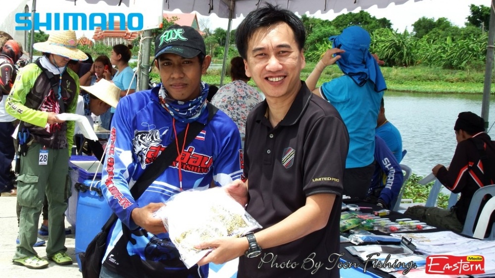 ทีมงานจาก Shimano Singapore เป้นเกียรติมาแจกรางวัลด้วยตัวเอง