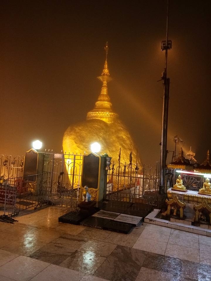 วันแรกเรามุ่งหน้าสู่พระธาตุอินแขวนครับ ถึงซะมืดเลยครับ
ฝนตกด้วนครับ อากาศดีมาก