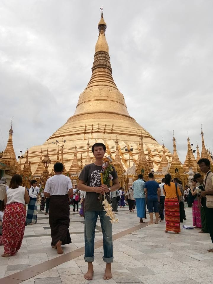 ไหว้พระธาตุเจดีย์ชเวดากองครับ
พื้นเปียกครับ ฝนตกครับ ขาลอยครับ