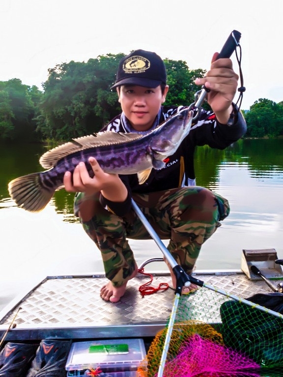 จนมีเรือเพื่อนมาลงอีกลำมีมอเตอร์ไกด์มาด้วย ผมเลยย้ายมาลำนี้ แล้วมัดลากเรือพายติดไปด้วยกัน ทีนี้เข้าห