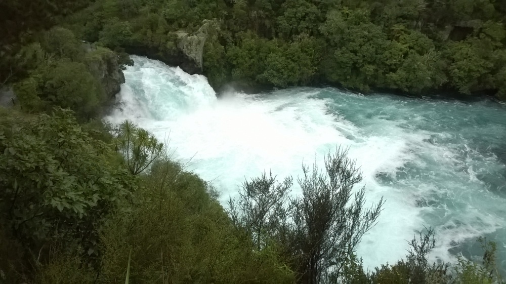 จากนั้นก็ไปทะเลสาบ Taupo เพื่อผ่านไปน้ำตก Huka Fall ริมทะเลสาบมีร้านอุปกรณ์ตกปลา มีของไม่ค่อยเยอะ เห