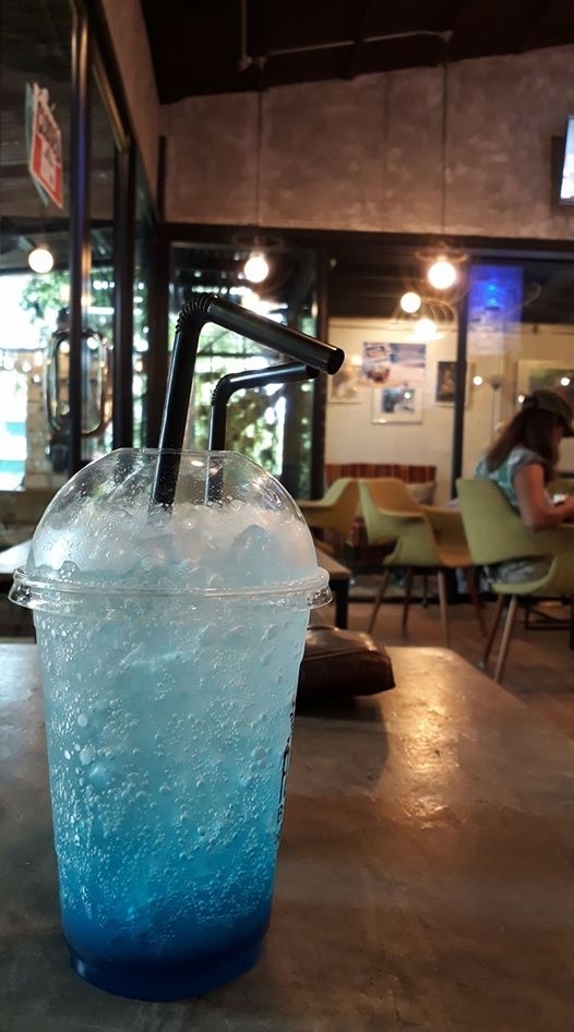 หลังจากที่เที่ยวกันพอแล้วก็มานั่งที่ FlowerBlue Coffee & Bistro ร้านเครื่องดื่มอีกร้านที่แต่งร้านได้