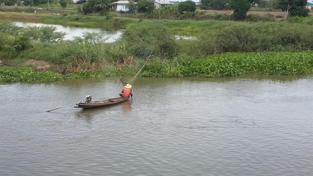 มีเรือมาช้อนปลาตามข้างฝั่งด้วยนะ อยากลองมั่งแต่กลัวตกน้ำ
 :grin: :grin: :grin: :grin: