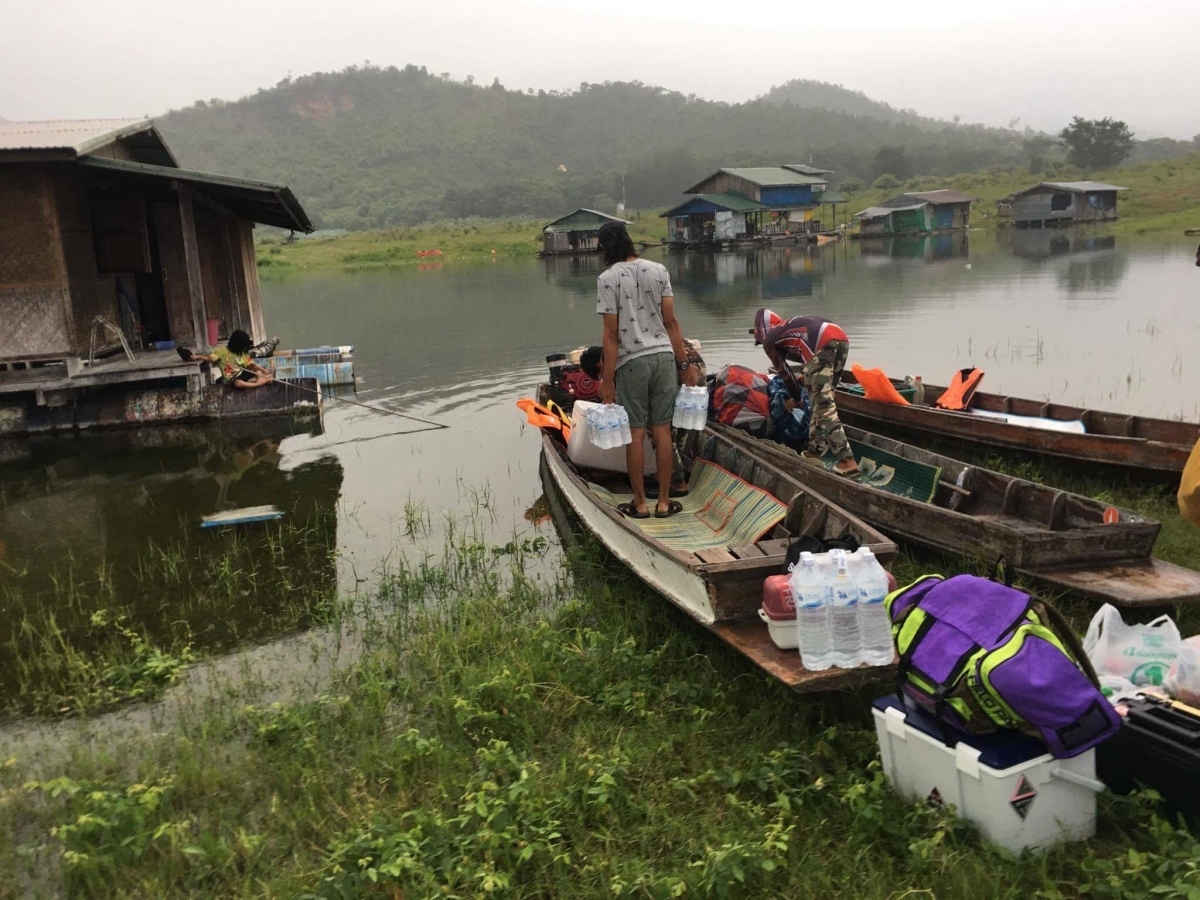 ขนของลงเรือใด้