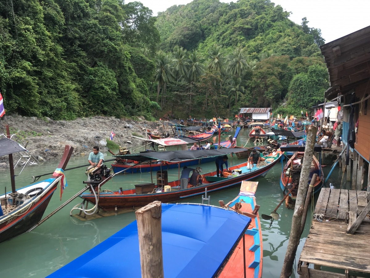 เราต้องเดินทางไปลงเรือ ที่หาดแขวงเภา ซึ่งห่างจากตัวเมือง ขนอมออกไป  ราวๆ 7 กิโล
 :smile: :smile: