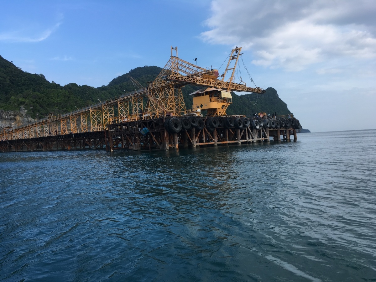 สะพานแร่ จะอยู่ห่างจากท่าเรือ ประมาณ 30 นาที
 :smile: :smile: