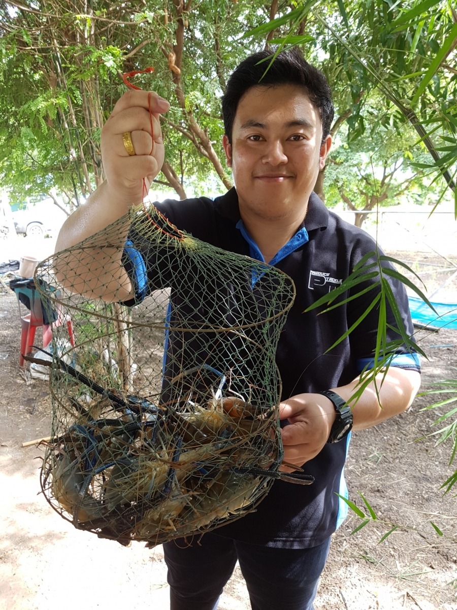 คุณ นนท์ จาก บริษัท พรีดิ้ว ก็เอาคันมาแจก 10 คันด้วยครับ
แถมยังมาตกทดสอบโชว์ด้วยครับ 
