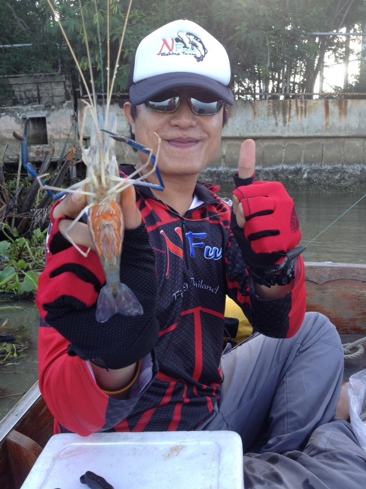 น้าริวจั่วกุ้งตัวแรกมาแล้วไข่เต็มท้อง
ทีแรกพวกเราจะปล่อย ไต๋บอกว่า
ไข่สีส้มแบบนี้ เก็บได้แต่ถ้าไข่
