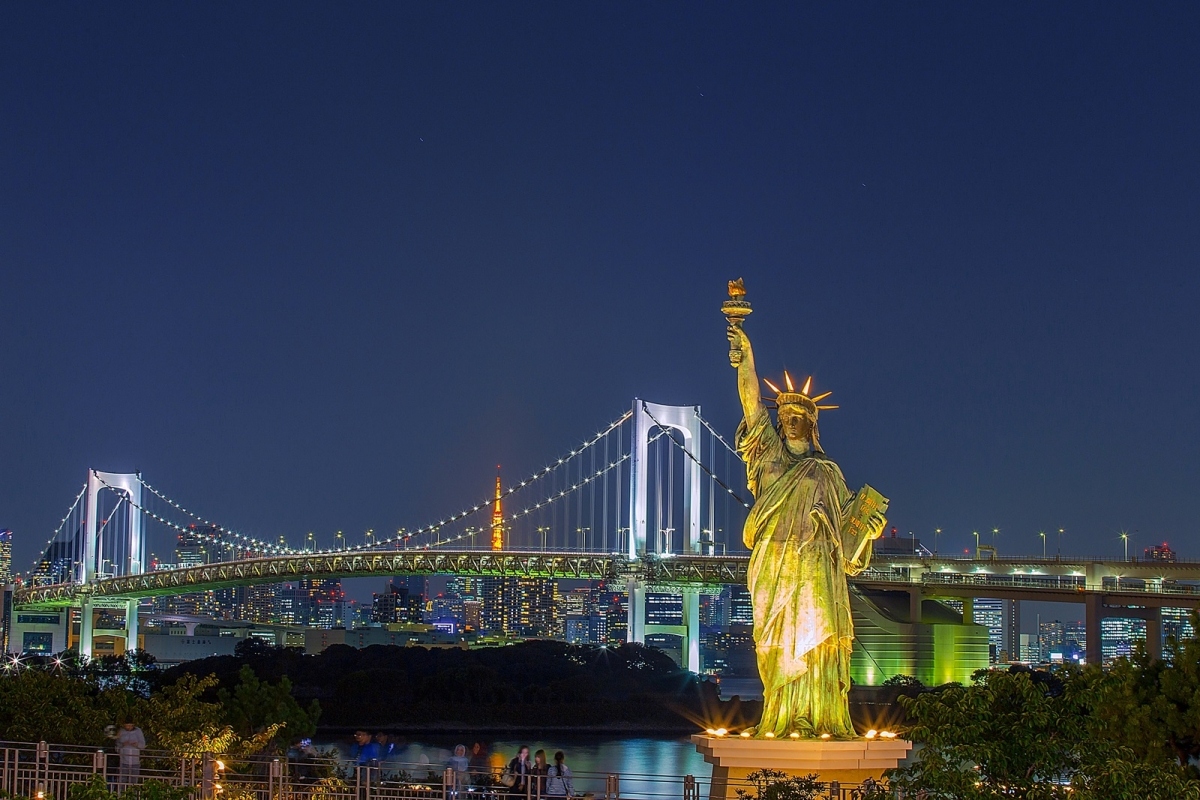 สะพานสายรุ้ง (Rainbow Bridge) เป็นสะพานที่เชื่อมต่อระหว่างเมืองโตเกียว และเกาะ โอไดบะ สามารถขับรถ เด