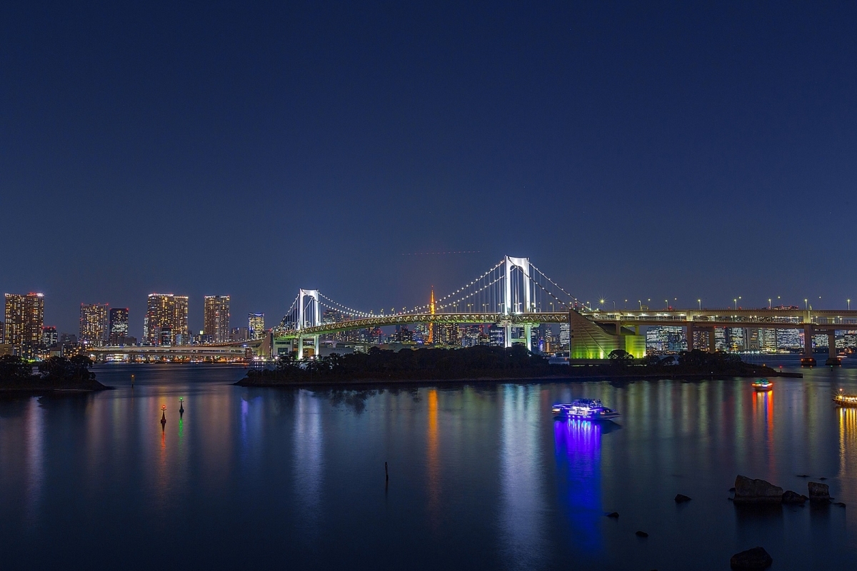 สะพานสายรุ้ง (Rainbow Bridge) เป็นสะพานที่เชื่อมต่อระหว่างเมืองโตเกียว และเกาะ โอไดบะ สามารถขับรถ เด