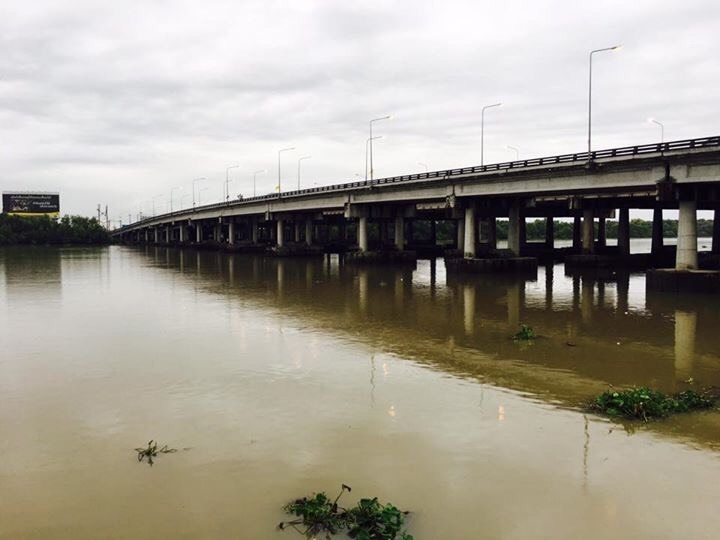 สะพานมอเตอร์เวย์ ถ่ายจากจุดลงเรือท่าสะอ้าน ตอนเช้าก่อนลงเรือหลังจากจัดการข้าวกระเพราไก่ - ไข่ดาว + เ