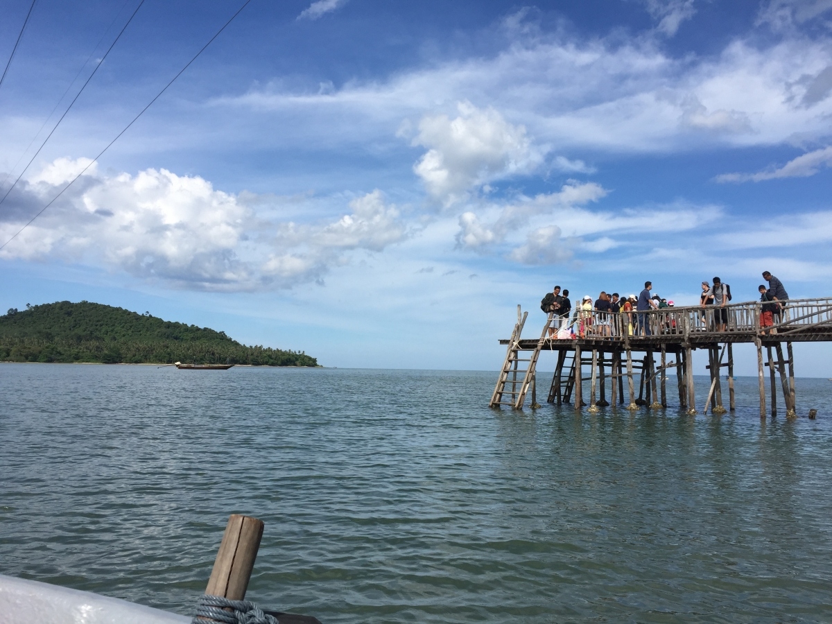 ท่าเทียบเรือเกาะพิทักษ์ฝั่งบกครับ