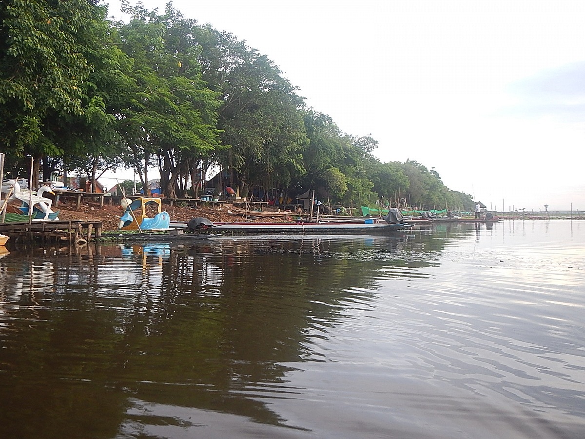 
 [center]ลากพี่ชาย ที่เป็นลูกพี่ลูกน้องกัน มาลงเรือด้วย แกไม่เคยตกปลาด้วยคันเบ็ดเลย เคยหาแต่จับด้ว