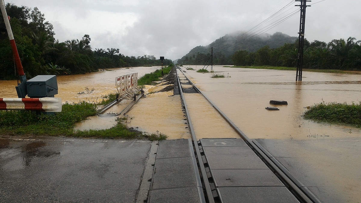 ฝนหนักมากครับ น้ำท่วมทุบสถิติเลย โชคดีที่ย้ายเรือมาซะก่อน ไม่งั้นมีเฮ :cry: